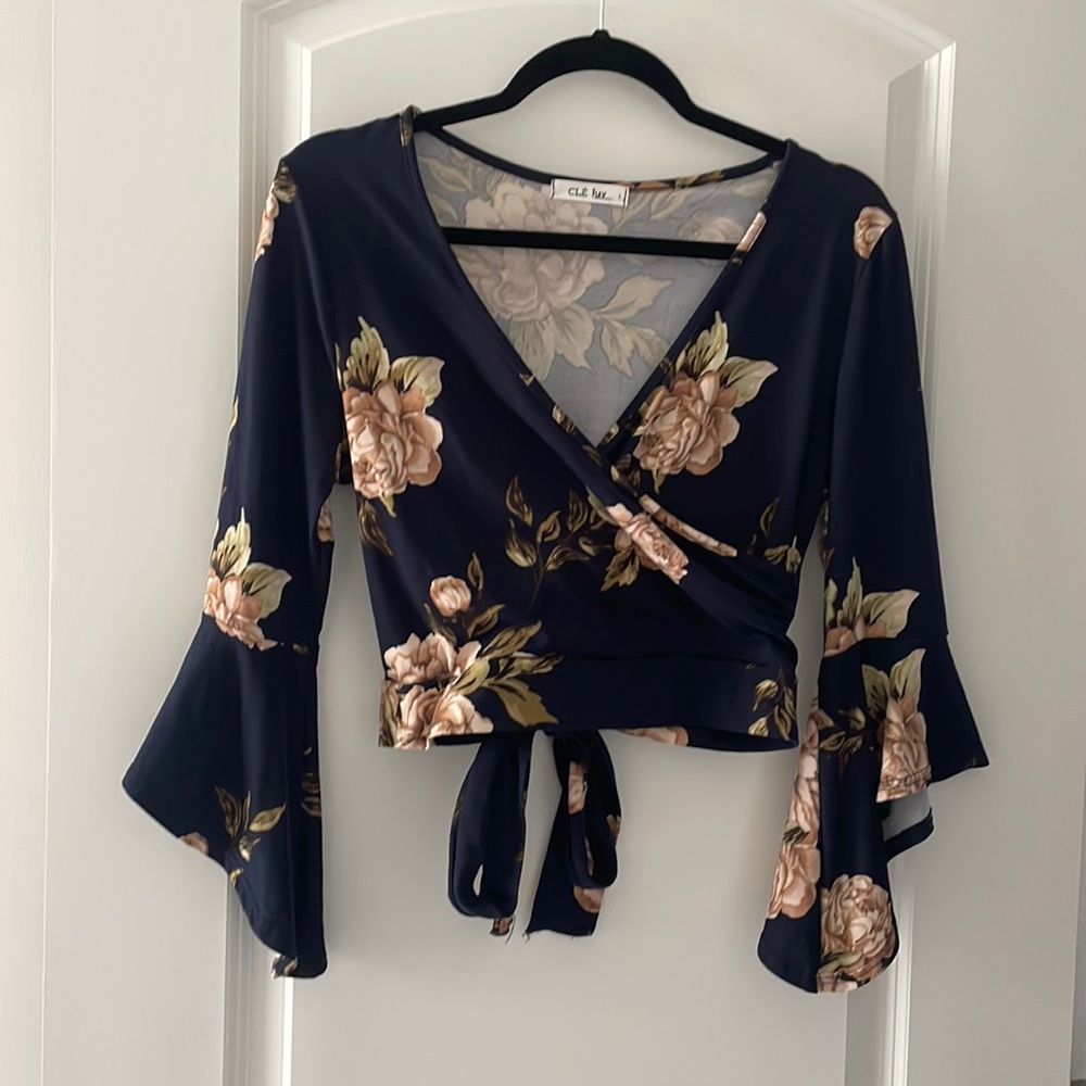 Cle-luv flirty v neck floral crop top